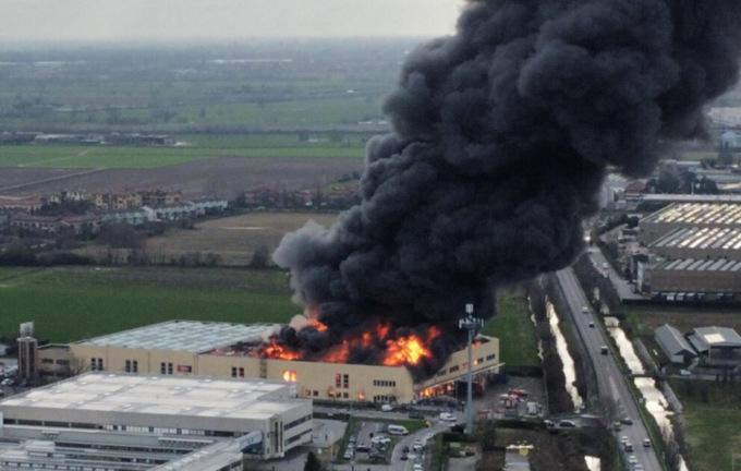 Incendio in un’azienda di medicinali a Truccazzano, colonna di fumo visibile dalla Bergamasca