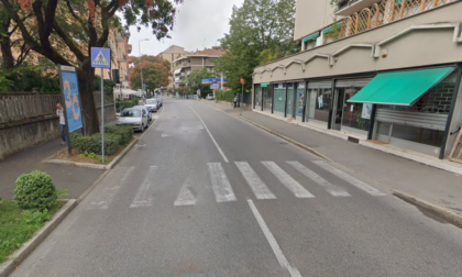 Donna di 29 anni investita sulle strisce in via Broseta a Bergamo da novantenne: è grave