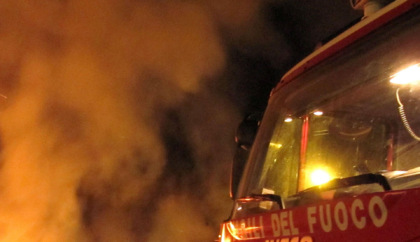 Mezzoldo, palazzina a fuoco nel cuore della notte: figlio salva l’anziana madre e i fratelli