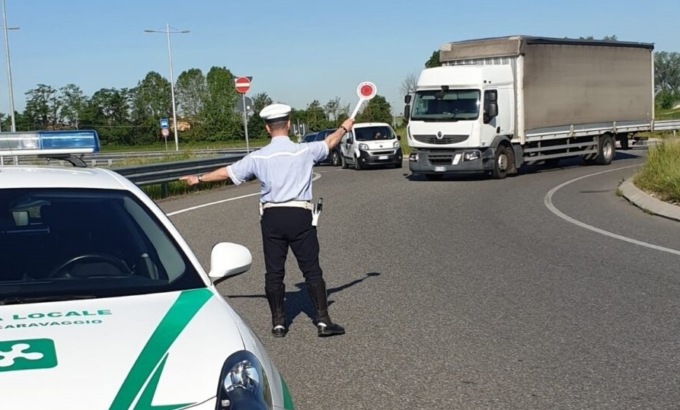 Caravaggio: 83enne tenta di investire un agente della locale e poi, fermato, lo picchia