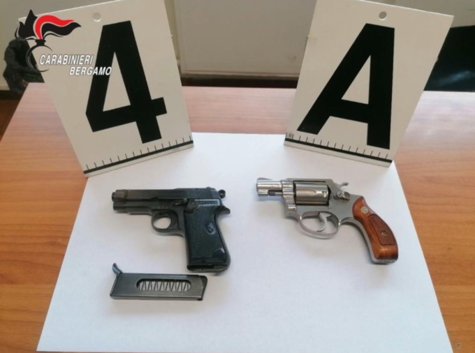 Armi, droga e veicoli rubati in un box di via Tolstoj: arrestato un 72enne