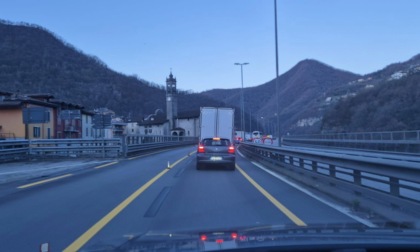 Incidente e lunghe code in Val Brembana: «Non c'era nessuno a dirigere il traffico»