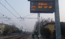 Treno urta un carrello per la manutenzione lasciato sui binari: circolazione bloccata