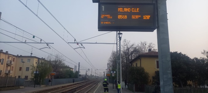 Treno urta un carrello per la manutenzione lasciato sui binari: circolazione bloccata