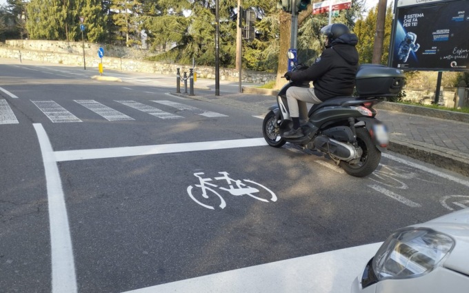 Apparsa la prima “casa avanzata” per le bici al semaforo di Porta Sant’Agostino