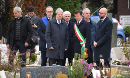 Gentiloni a Bergamo: «Le immagini dei carri militari hanno risvegliato la coscienza dell’Europa»