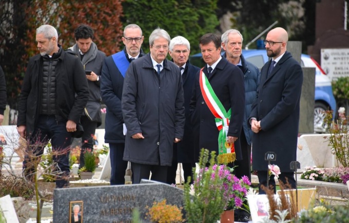 Gentiloni a Bergamo: «Le immagini dei carri militari hanno risvegliato la coscienza dell’Europa»