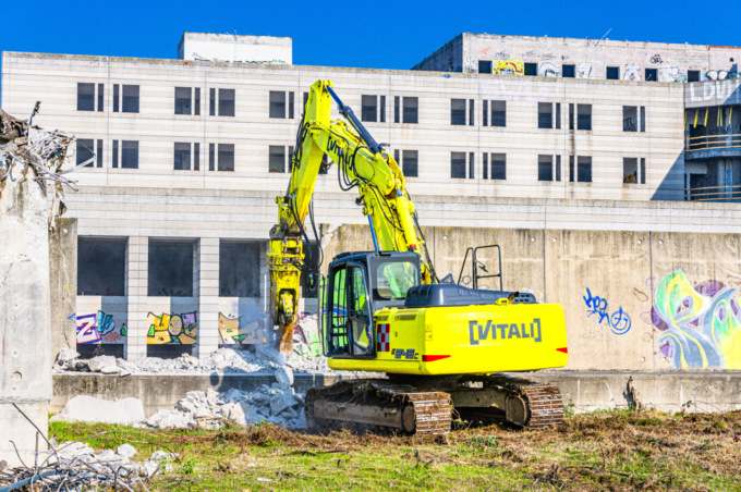 Ecomostro tra Bergamo e Azzano, addio: così crollano 100 miliardi (di lire) buttati via