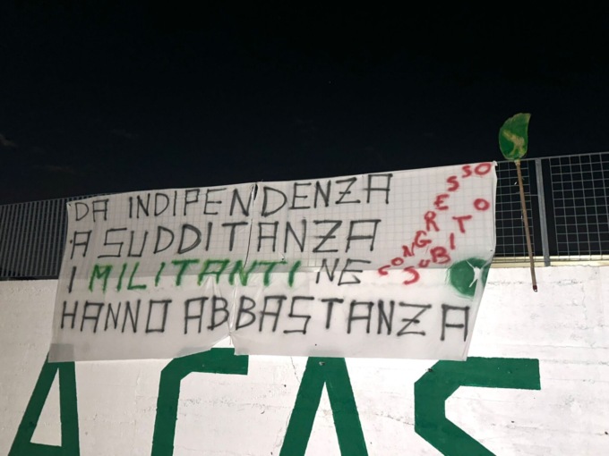 Militanti della Lega contro Salvini: appeso uno striscione sul pratone di Pontida