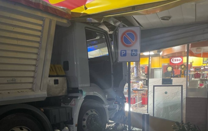 Camion esce di strada sulla Villa d’Almè-Dalmine e sfonda la vetrina di un bar a Curno