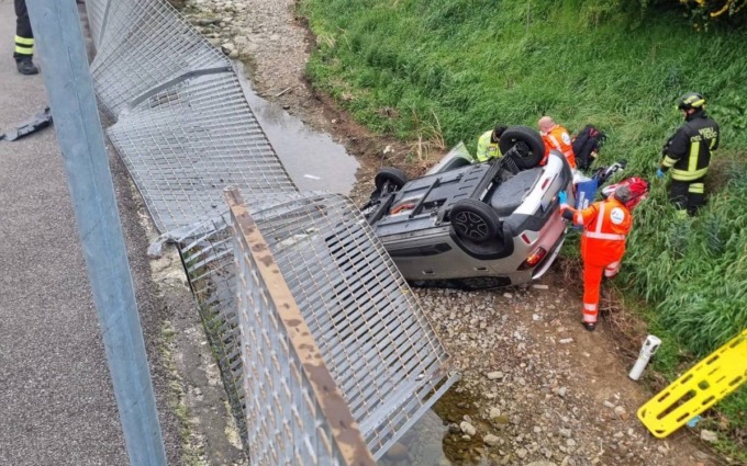 Precipita nella roggia con l’auto a Bonate Sopra, ferita una 53enne