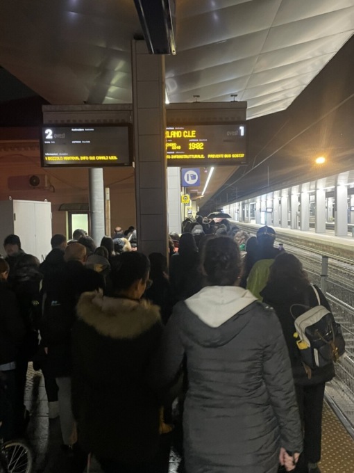 «Bisogna tirare spallate per arrivare ai treni»: la strettoia per raggiungere i binari 1 e 2 ovest
