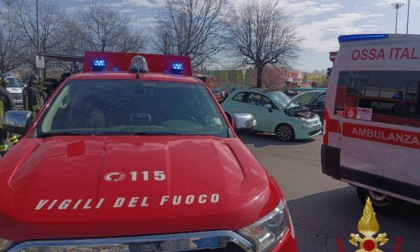 Incidente tra tre auto in via Carducci: tra i quattro feriti anche una 14enne