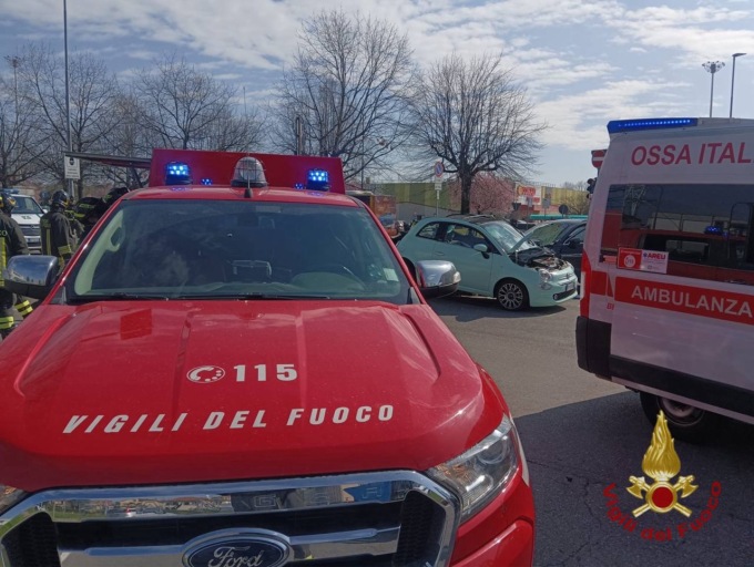 Incidente tra tre auto in via Carducci: tra i quattro feriti anche una 14enne