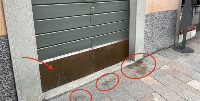 I commercianti di Borgo Santa Caterina non ne possono più: bisogni di cani ovunque