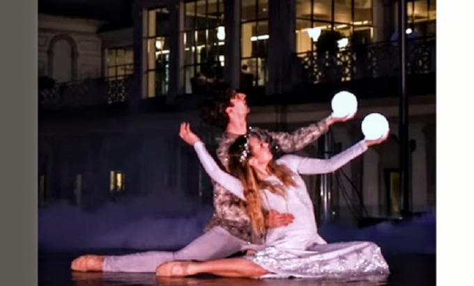 Danza fra luci soffuse e vapori termali: a San Pellegrino Terme ogni giovedì c’è QC Ballet