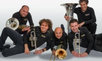 Grande musica a Vertova, il Gomalan Brass Quintet suona con la banda