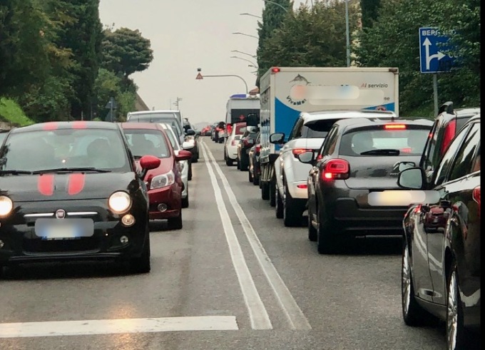 A Mozzo critiche al nuovo semaforo “rosso stop” di Curno: è un covo di multe