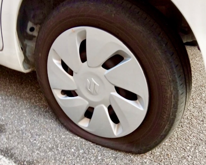 Il misterioso «simpaticone» che ad Azzano taglia le gomme delle auto in divieto