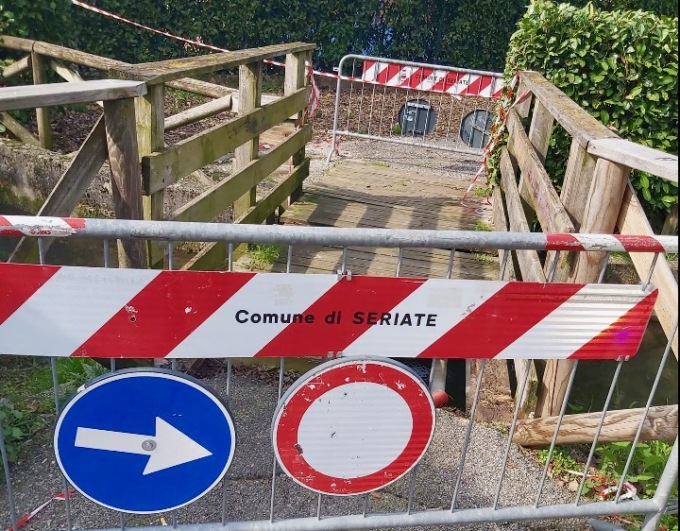 Uno dei ponticelli di legno a Seriate è chiuso (e non riaprirà prestissimo)