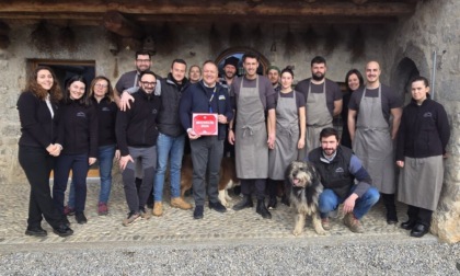 Consegnata la targa della prima stella Michelin a Contrada Bricconi, in Val Seriana
