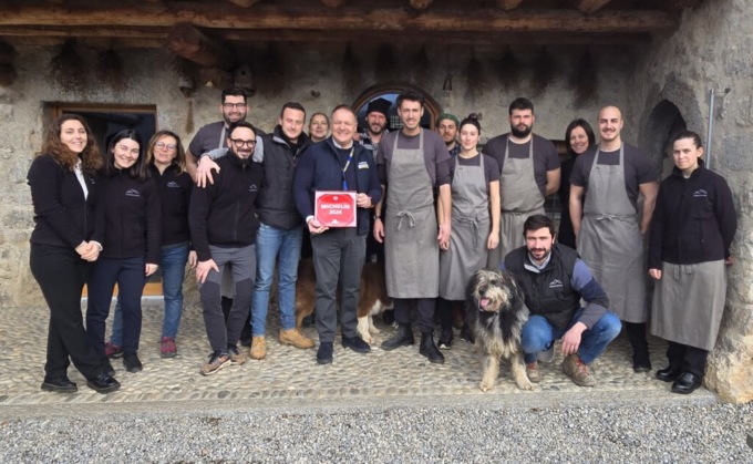 Consegnata la targa della prima stella Michelin a Contrada Bricconi, in Val Seriana