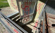 Ancora vandali in azione a Mozzo: graffiti e danni alla palestrina del Parco Lochis