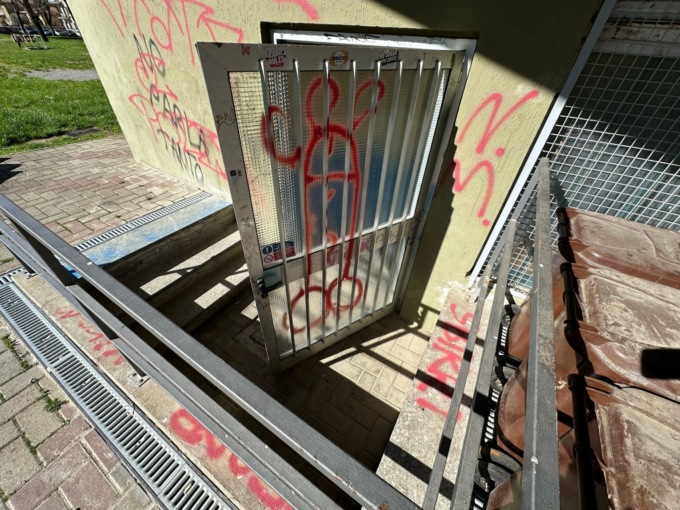 Ancora vandali in azione a Mozzo: graffiti e danni alla palestrina del Parco Lochis