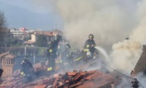 Tetti di villette in fiamme a Presezzo: intervento massiccio dei vigili del fuoco