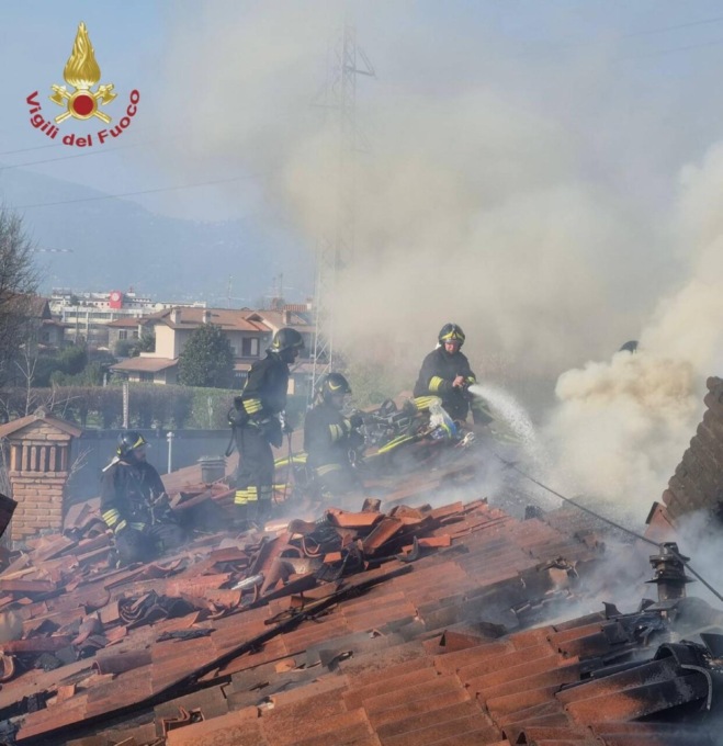 Tetti di villette in fiamme a Presezzo: intervento massiccio dei vigili del fuoco