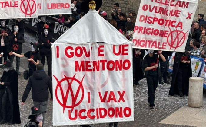 Mezza Quaresima, sfila anche gruppo no-vax: componenti identificati dalle forze dell’ordine