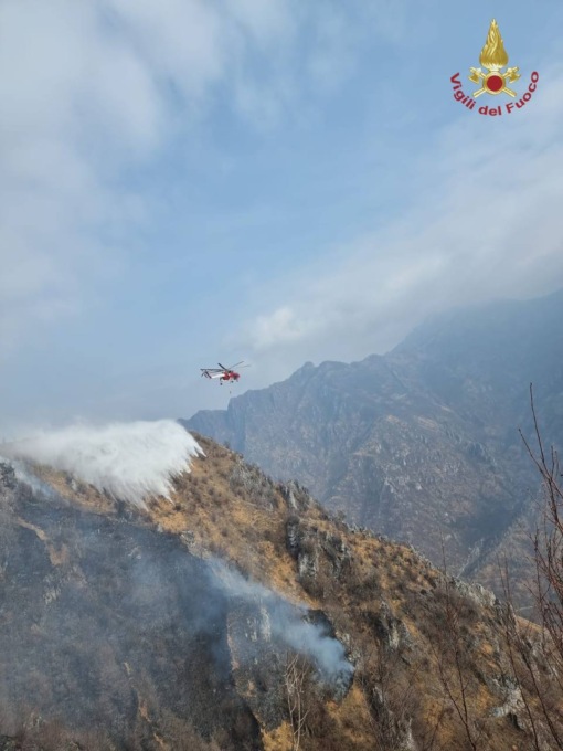 Incendio a Barbata, frazione di Colzate: intervengono Vigili del fuoco e Protezione civile