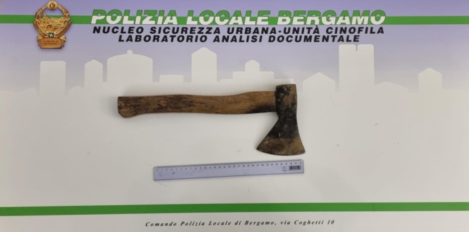 Brandisce un’ascia, per fermarlo gli agenti sparano: arrestato 47enne a Bergamo