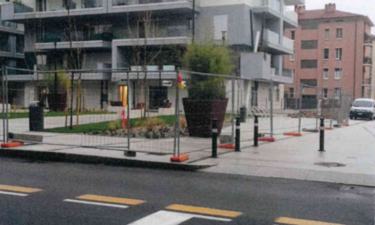 Cantiere blocca il marciapiede in via Suardi a Bergamo: «Si attende il collaudo»