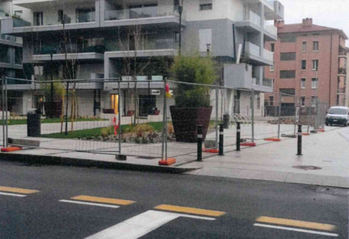 Cantiere blocca il marciapiede in via Suardi a Bergamo: «Si attende il collaudo»