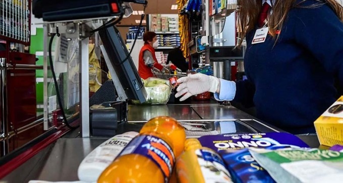 Borseggiatori seriali alle casse dei supermercati, casi in aumento