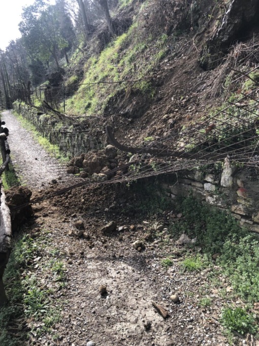 Frana a Riva di Solto in località Zu, si passa a senso unico alternato. Sentiero bloccato a Credaro