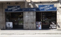Dentico Dischi chiuderà a giugno: addio allo storico negozio di fronte al palasport