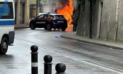 Auto in fiamme vicino al ponte di Trezzo: strada chiusa al traffico