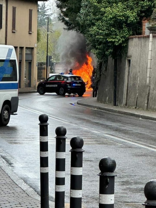 Auto in fiamme vicino al ponte di Trezzo: strada chiusa al traffico
