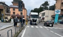 Camion rischia di investire disabile in carrozzina a Calolziocorte: 31enne in ospedale