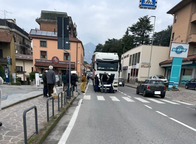 Camion rischia di investire disabile in carrozzina a Calolziocorte: 31enne in ospedale