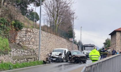 Scontro frontale tra due auto a Castelli Calepio: quattro feriti e traffico bloccato