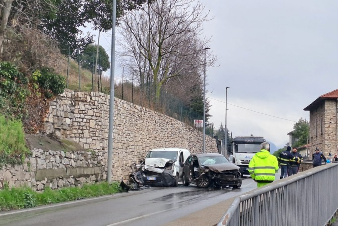 Scontro frontale tra due auto a Castelli Calepio: quattro feriti e traffico bloccato
