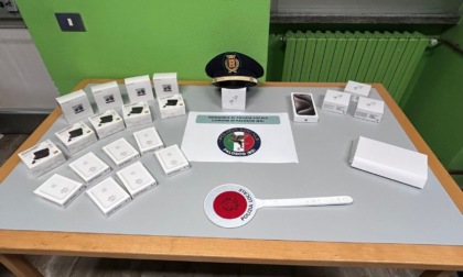 Vendeva prodotti Apple falsi in auto, denunciato dalla polizia locale un giovane a Palosco