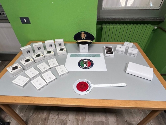 Vendeva prodotti Apple falsi in auto, denunciato dalla polizia locale un giovane a Palosco