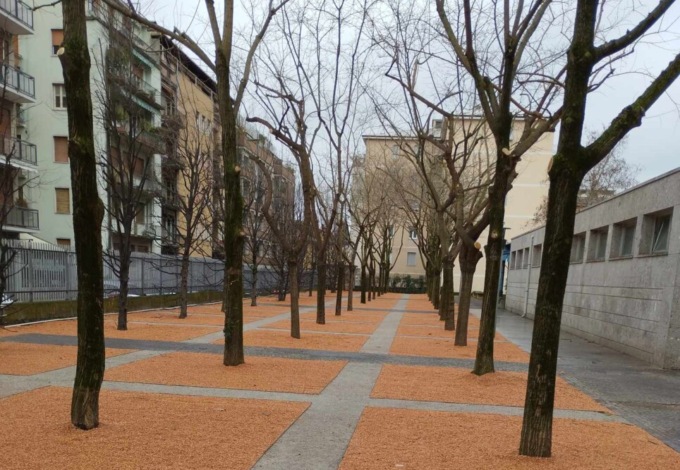 Lavori al Parco Locatelli di Bergamo: «Quando finiranno? Perché quei sassi arancioni?»