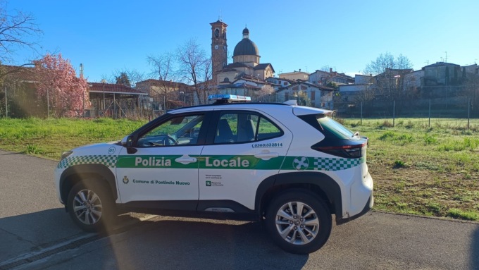 Al volante senza patente e con l’auto intestata al padre defunto: maxi multa a 45enne