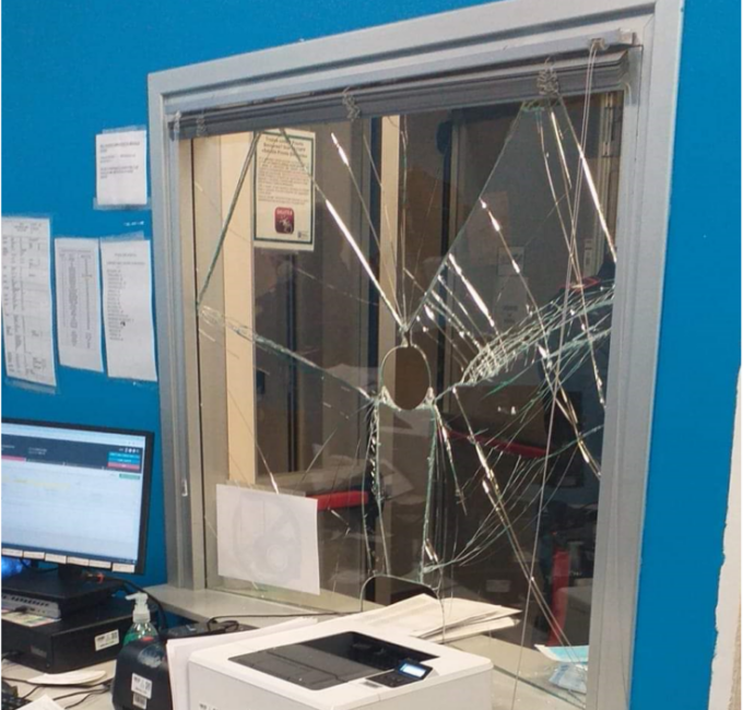 Prende a pugni un vetro del pronto soccorso: sgomento tra operatori e pazienti a Treviglio