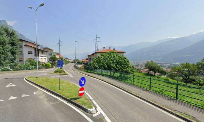 Ciclista con una bici elettrica travolto da un’auto a Costa Volpino: è grave